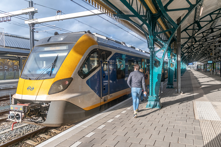 Mensen die instappen in een sprintertrein op station 's-Hertogenbosch